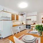 Solna 11, Sun & Snow Apartment